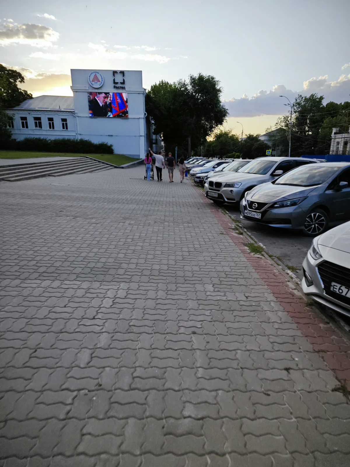 Петровская, уже почти в центре — белое здание с цифровым экраном